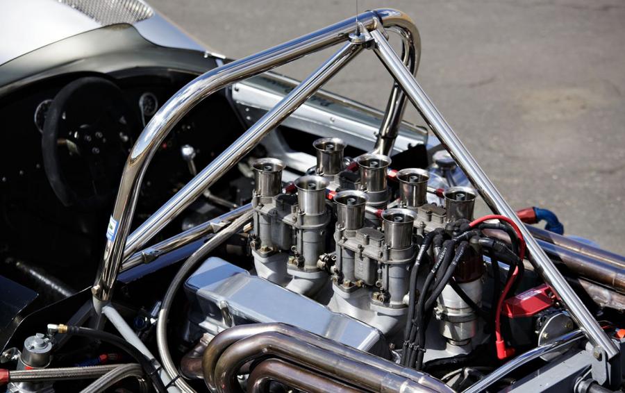 Моторный отсек McLaren M1B 1965 года  (фото 26 из 34)